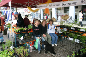 Samy, Paulina und Christoph bei einer Pause am Stand ...