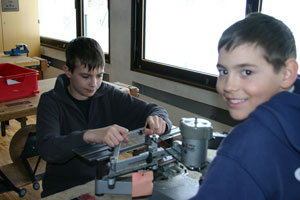 Marcel und Fabio beim Gravieren